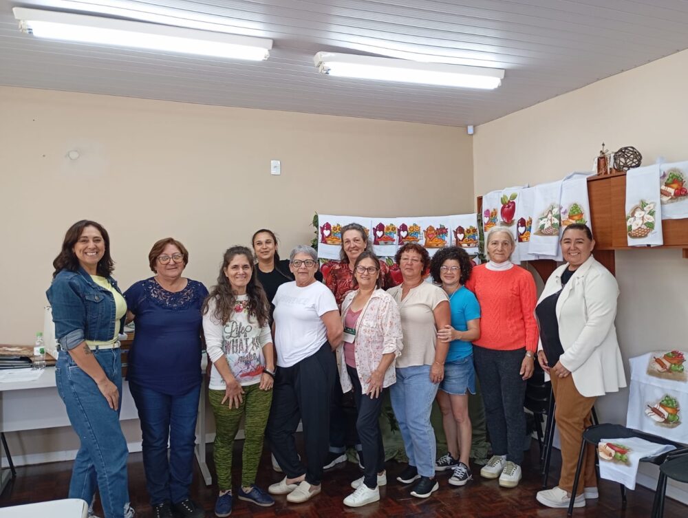 Curso de pintura em tecido fortalece autonomia feminina em São Bento do Sul