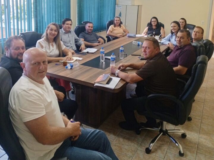 PREFEITA VALQUIRIA SCHWARZ E VEREADORES DISCUTEM PROJETOS ESTRATÉGICOS PARA SANTA TEREZINHA