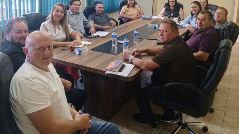 PREFEITA VALQUIRIA SCHWARZ E VEREADORES DISCUTEM PROJETOS ESTRATÉGICOS PARA SANTA TEREZINHA