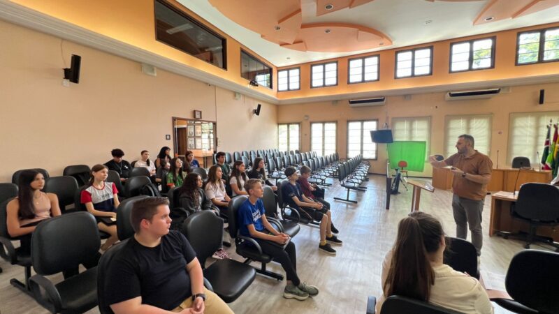 Vereadores mirins passam por treinamento de oratória