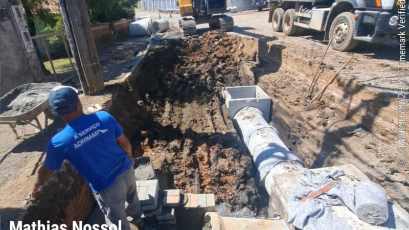 Obra da Rua Mathias Nossol avança e entra em nova etapa de pavimentação