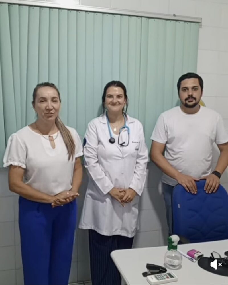 Prefeita e secretário de saúde dão boas-vindas à nova médica no posto central de Santa Terezinha
