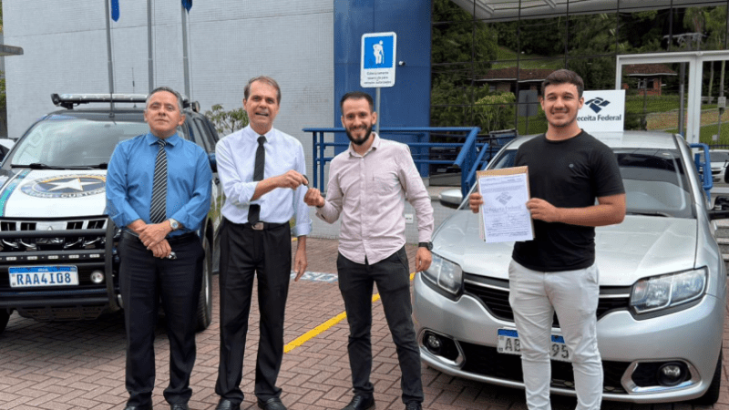 Secretaria de Desenvolvimento Econômico de Papanduva recebe veículo doado pela Receita Federal