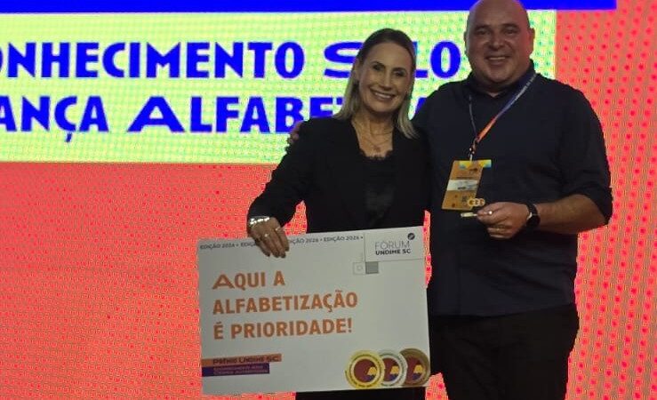 São Bento do Sul é destaque em Fórum Estadual de Educação e recebe Selo Criança Alfabetizada