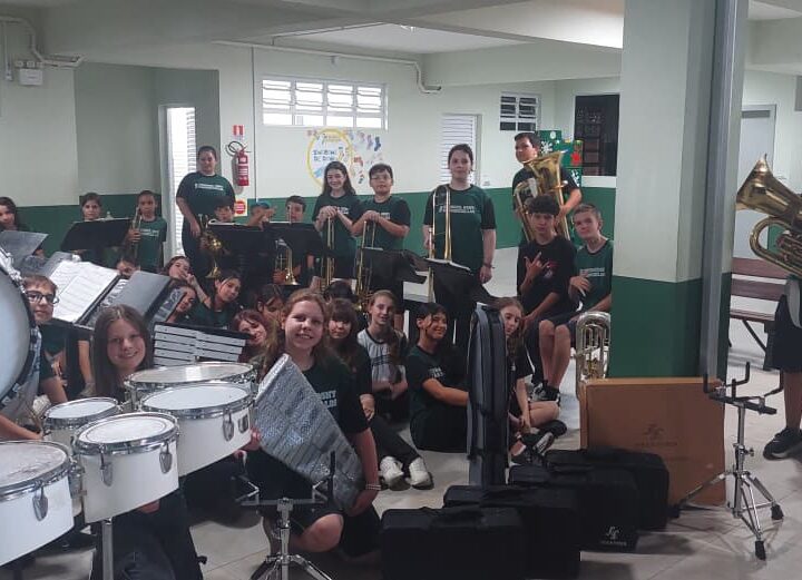 Banda Marcial da EBM Coronel Osny Vasconcellos recebe novos instrumentos por meio de projeto social