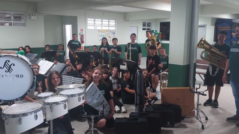 Banda Marcial da EBM Coronel Osny Vasconcellos recebe novos instrumentos por meio de projeto social