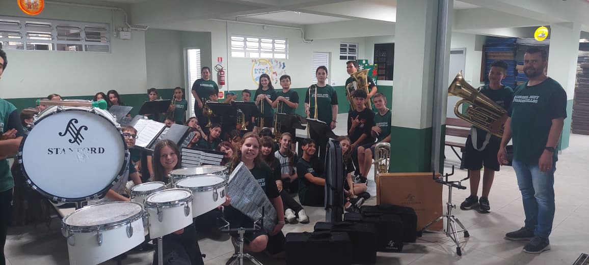 Banda Marcial da EBM Coronel Osny Vasconcellos recebe novos instrumentos por meio de projeto social