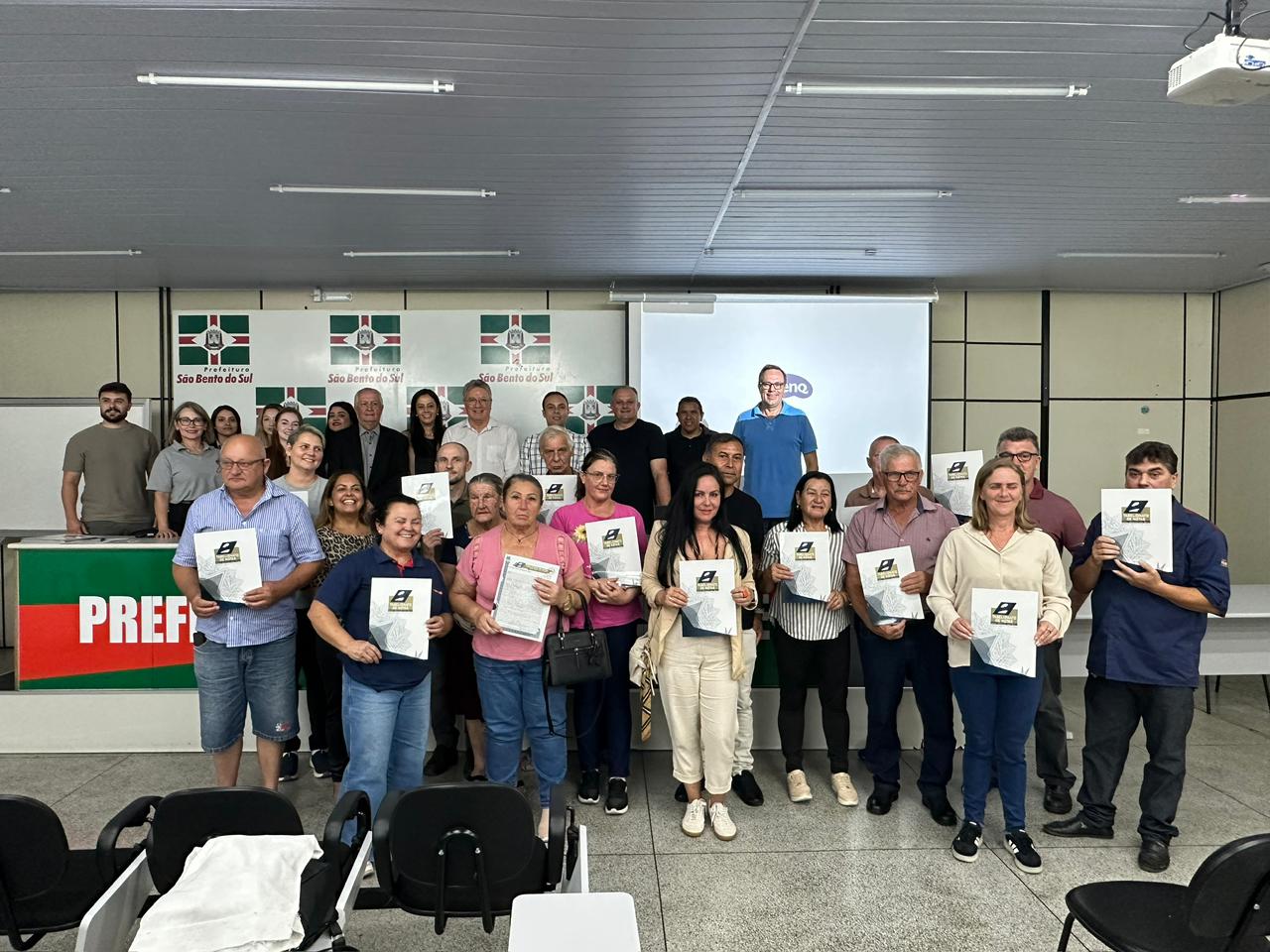 Primeiras escrituras da Cohab são entregues e marcam avanço na regularização fundiária em São Bento do Sul