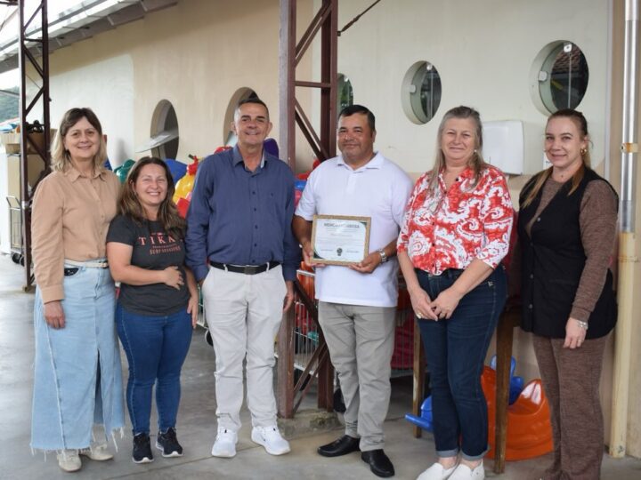 Campo Alegre homenageia cidadão por ato de coragem em escola municipal