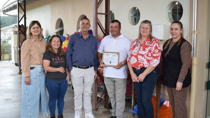 Campo Alegre homenageia cidadão por ato de coragem em escola municipal