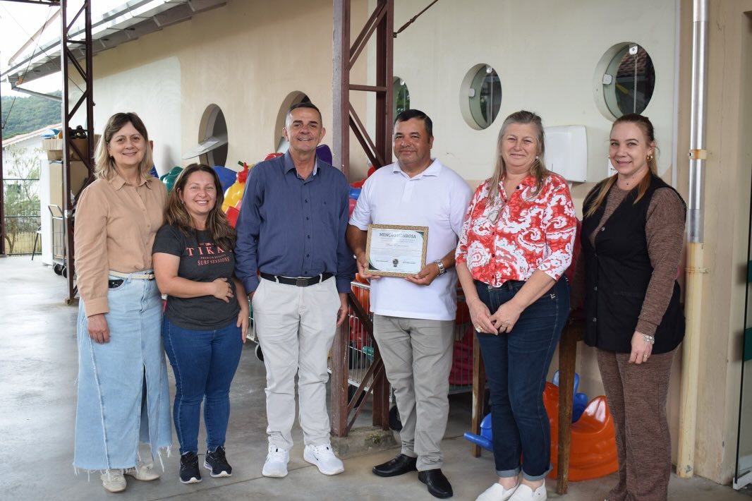 Campo Alegre homenageia cidadão por ato de coragem em escola municipal