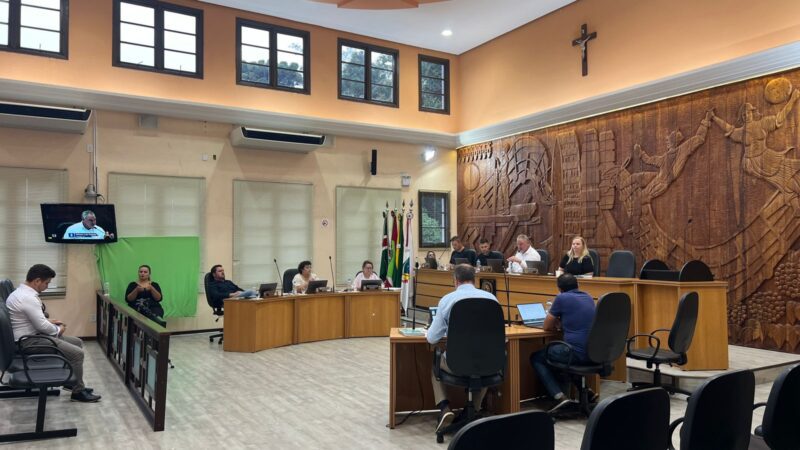 Sessão legislativa tem posse de vereador, denúncia e aprovação de projetos