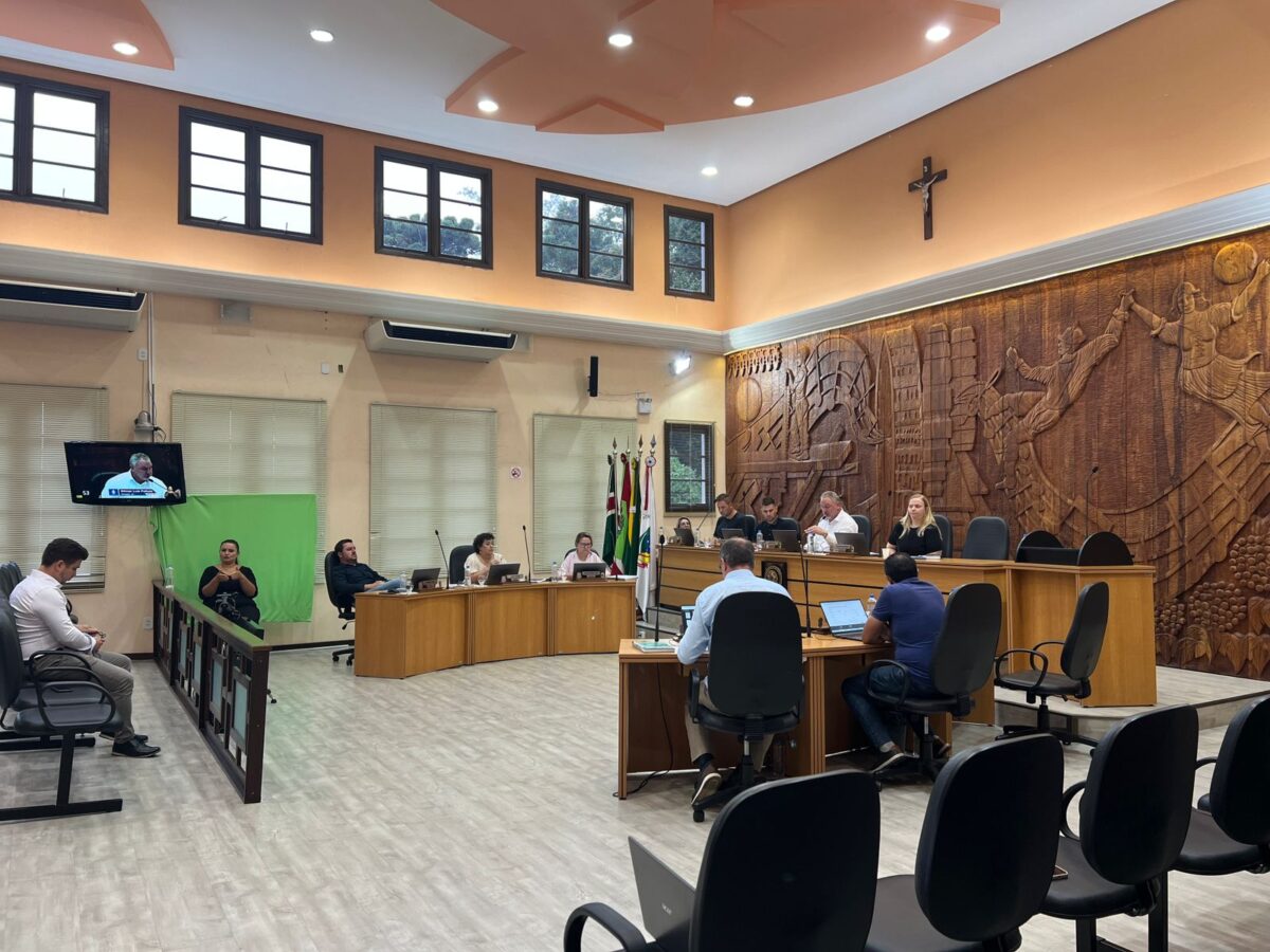 Sessão legislativa tem posse de vereador, denúncia e aprovação de projetos