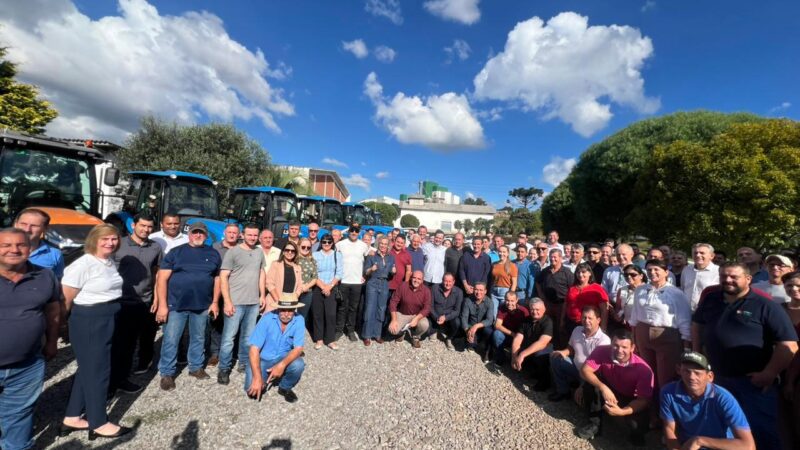 Vereadores do MDB são atendidos com um trator para Santa Terezinha através do deputado Rafael Pezenti