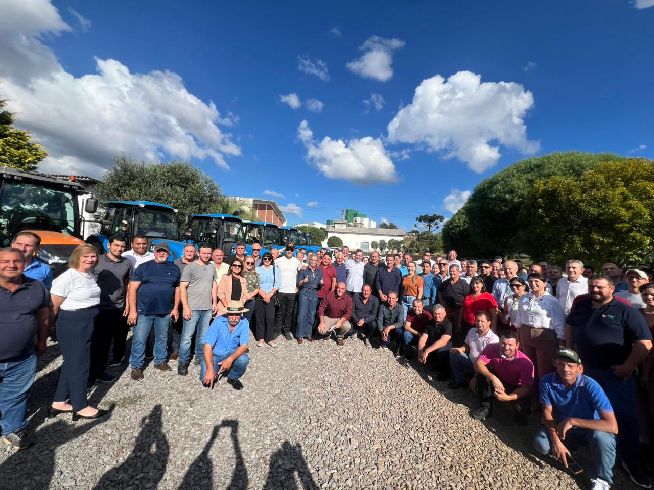 Vereadores do MDB são atendidos com um trator para Santa Terezinha através do deputado Rafael Pezenti