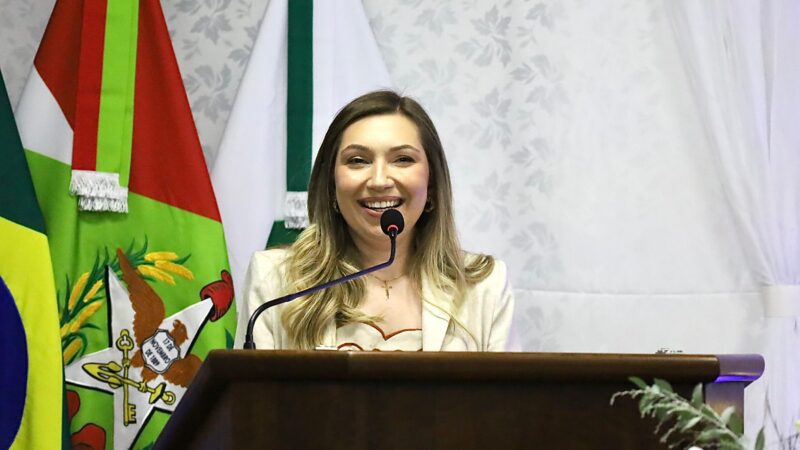 Juliana Maciel oficializa pré-candidatura a deputada estadual e renuncia à Prefeitura de Canoinhas
