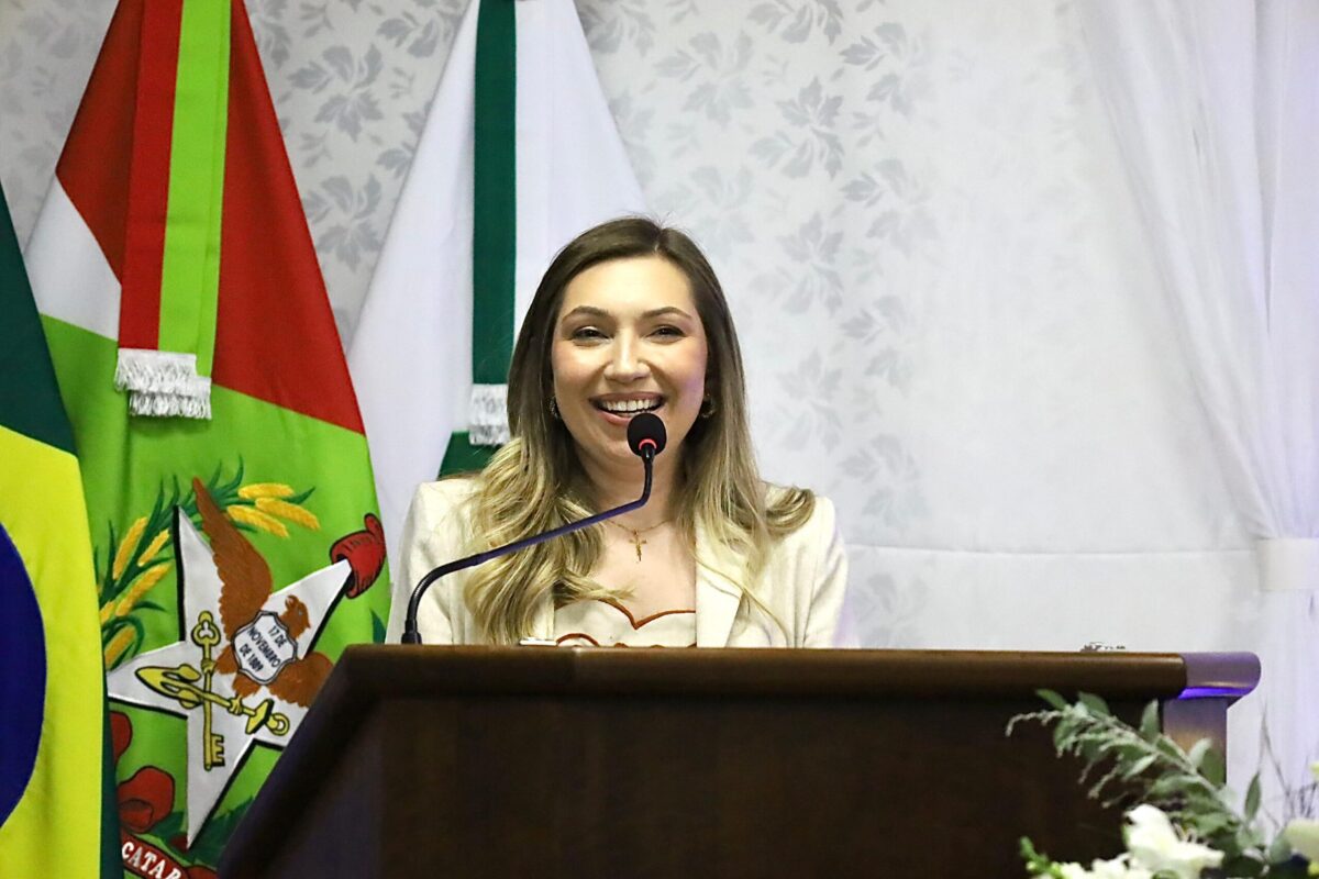 Juliana Maciel oficializa pré-candidatura a deputada estadual e renuncia à Prefeitura de Canoinhas