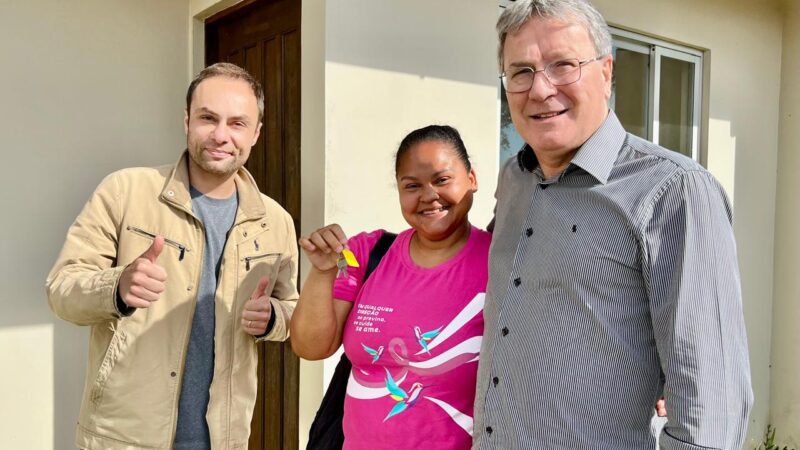 Emhab entrega mais duas casas e garante novo começo para famílias em São Bento do Sul