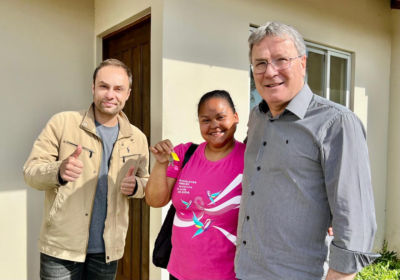 Emhab entrega mais duas casas e garante novo começo para famílias em São Bento do Sul