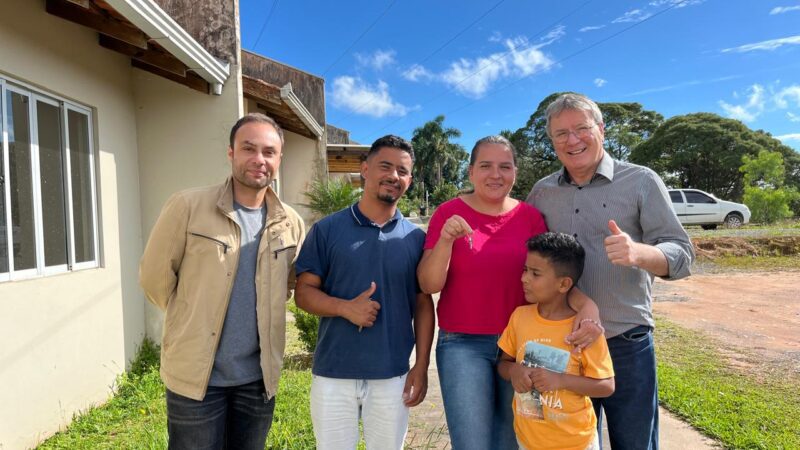 Emhab entrega mais duas casas em São Bento do Sul