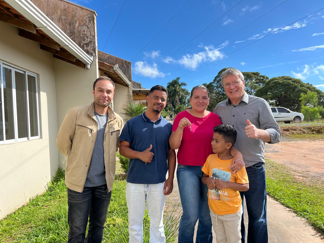 Emhab entrega mais duas casas em São Bento do Sul