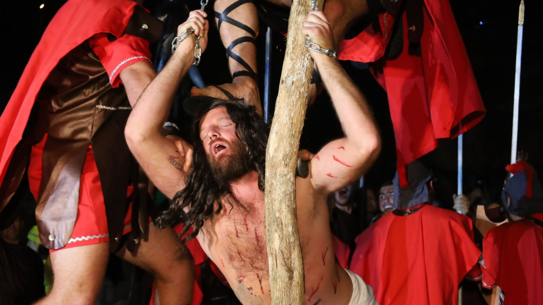Encenação da Paixão de Cristo emociona público e reforça tradição em Canoinhas