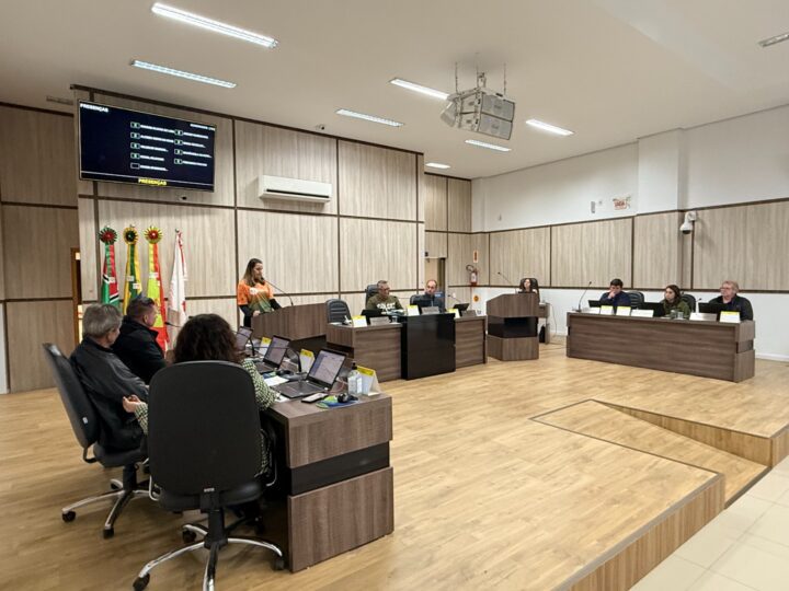 Sessão da Câmara de Papanduva tem turismo, homenagens, melhorias no interior e visita de estudantes