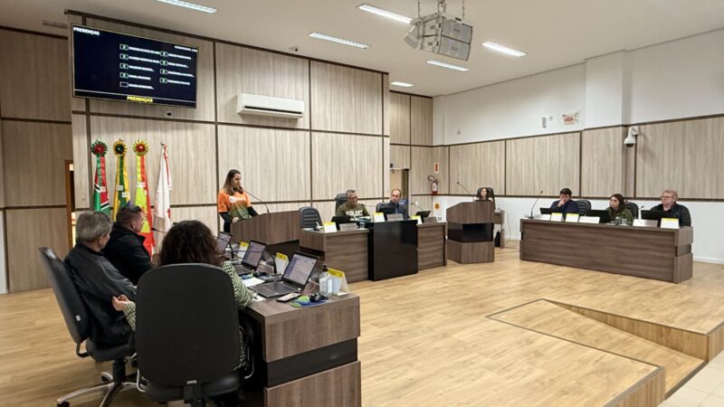 Sessão da Câmara de Papanduva tem turismo, homenagens, melhorias no interior e visita de estudantes