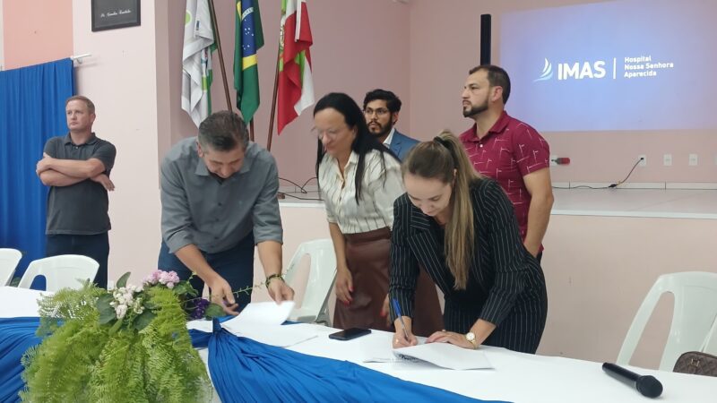 Prefeita de Santa Terezinha participa de ato que marca novo ciclo na saúde regional