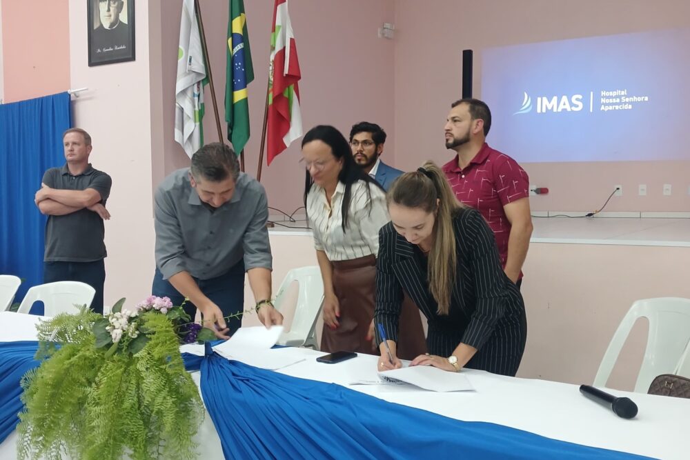 Prefeita de Santa Terezinha participa de ato que marca novo ciclo na saúde regional