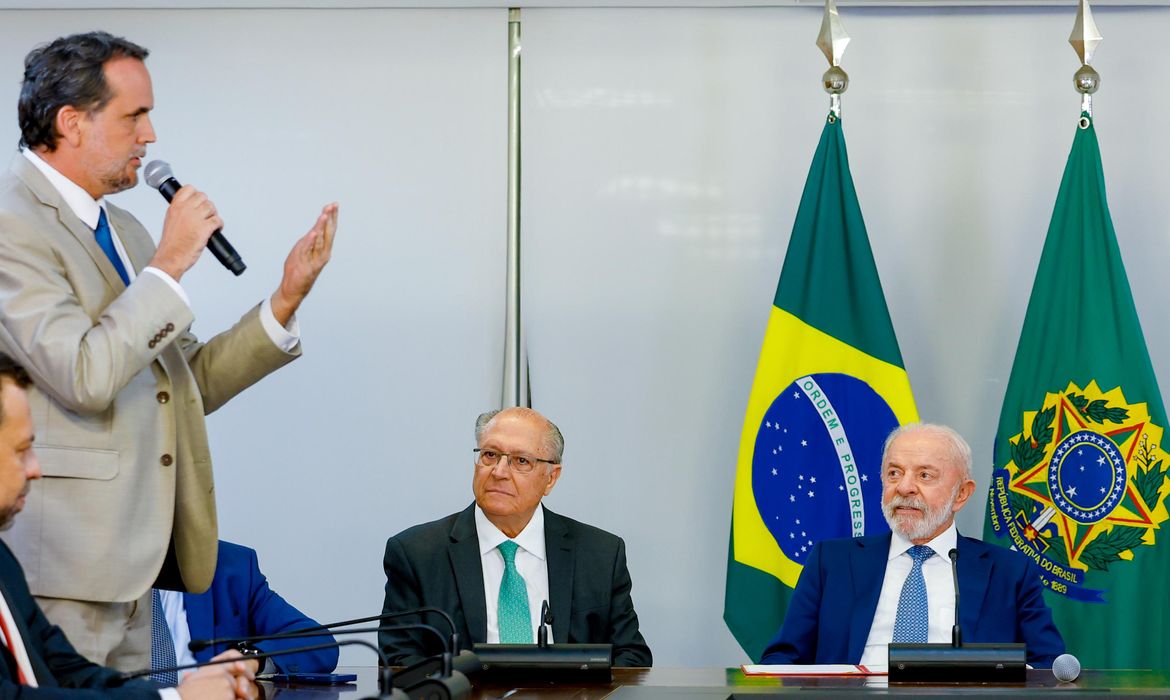 Governo Federal zera imposto sobre compras internacionais de até US$ 50