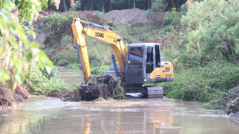 Prefeitura de Papanduva intensifica limpeza do Rio Papanduva e manutenção de bueiros