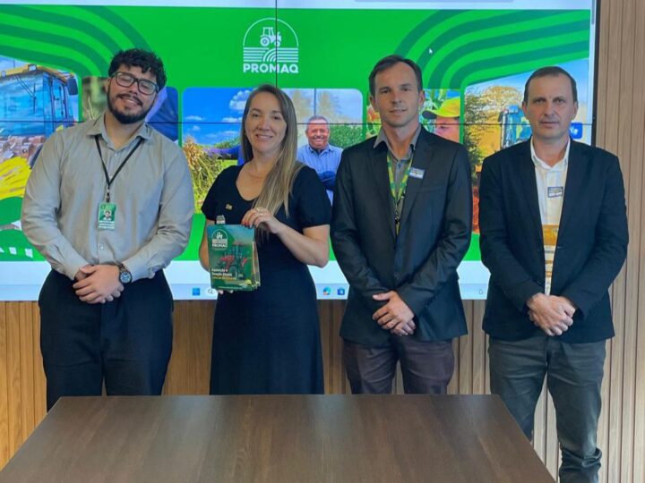 Delegação de Santa Terezinha busca liberação de propostas do PROMAQ em reunião no Ministério da Agricultura