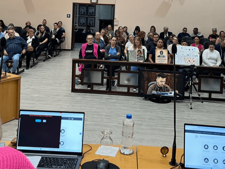 Professores pedem voto contrário no projeto que altera as férias, durante sessão desta terça-feira