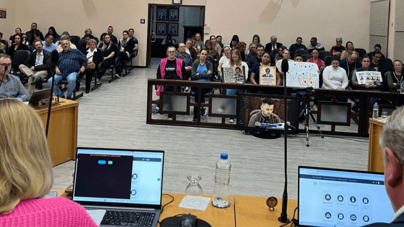 Professores pedem voto contrário no projeto que altera as férias, durante sessão desta terça-feira