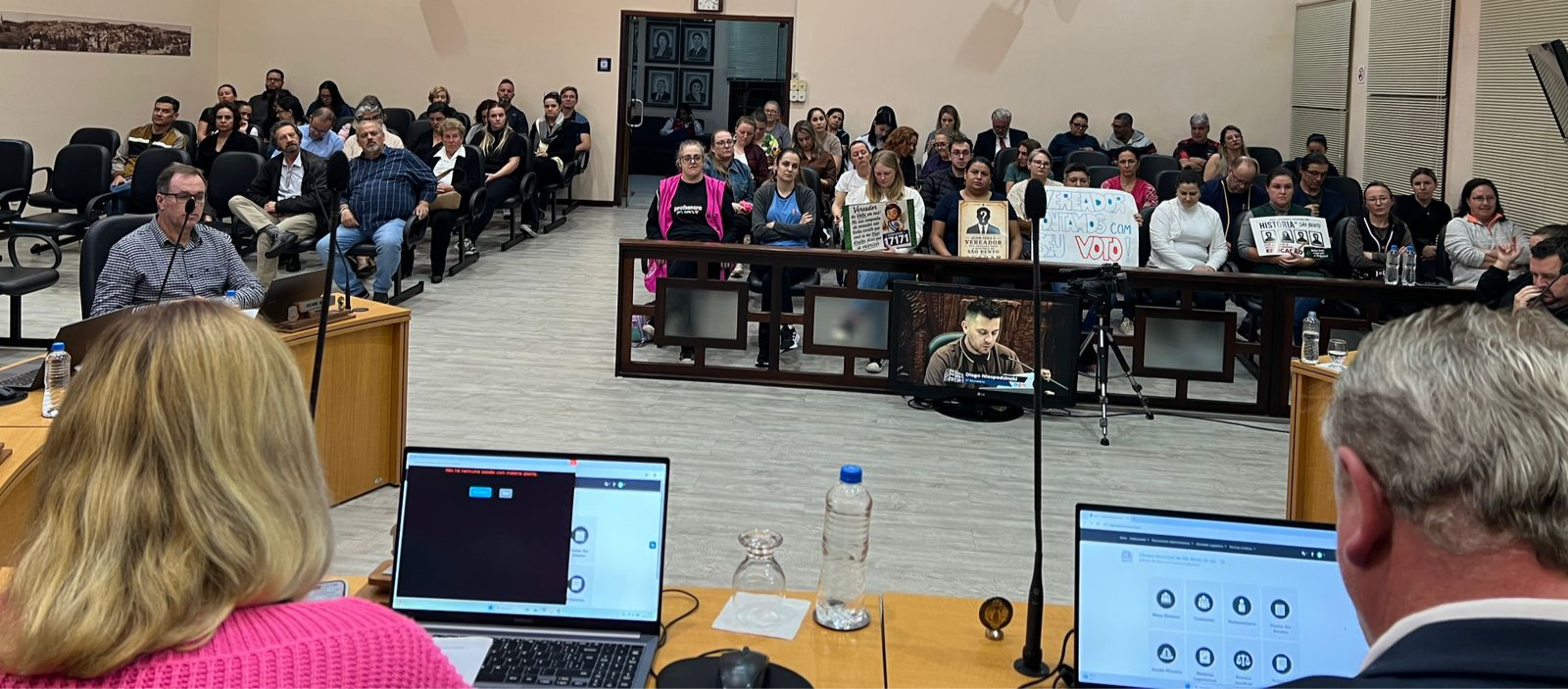 Professores pedem voto contrário no projeto que altera as férias, durante sessão desta terça-feira