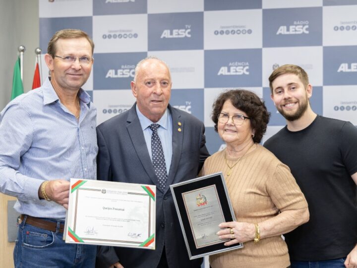 Deputado Oscar Gutz homenageia Queijos Possamai por prêmio mundial de melhor queijo