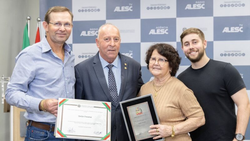 Deputado Oscar Gutz homenageia Queijos Possamai por prêmio mundial de melhor queijo