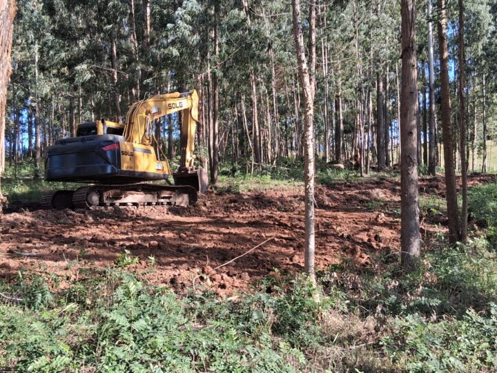 Maquinário terceirizado ajuda a Secretaria de Agricultura na alta demanda dos trabalhos do Programa “Porteira Aberta”.