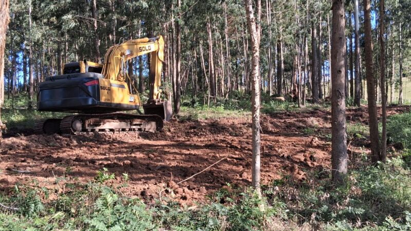 Maquinário terceirizado ajuda a Secretaria de Agricultura na alta demanda dos trabalhos do Programa “Porteira Aberta”.
