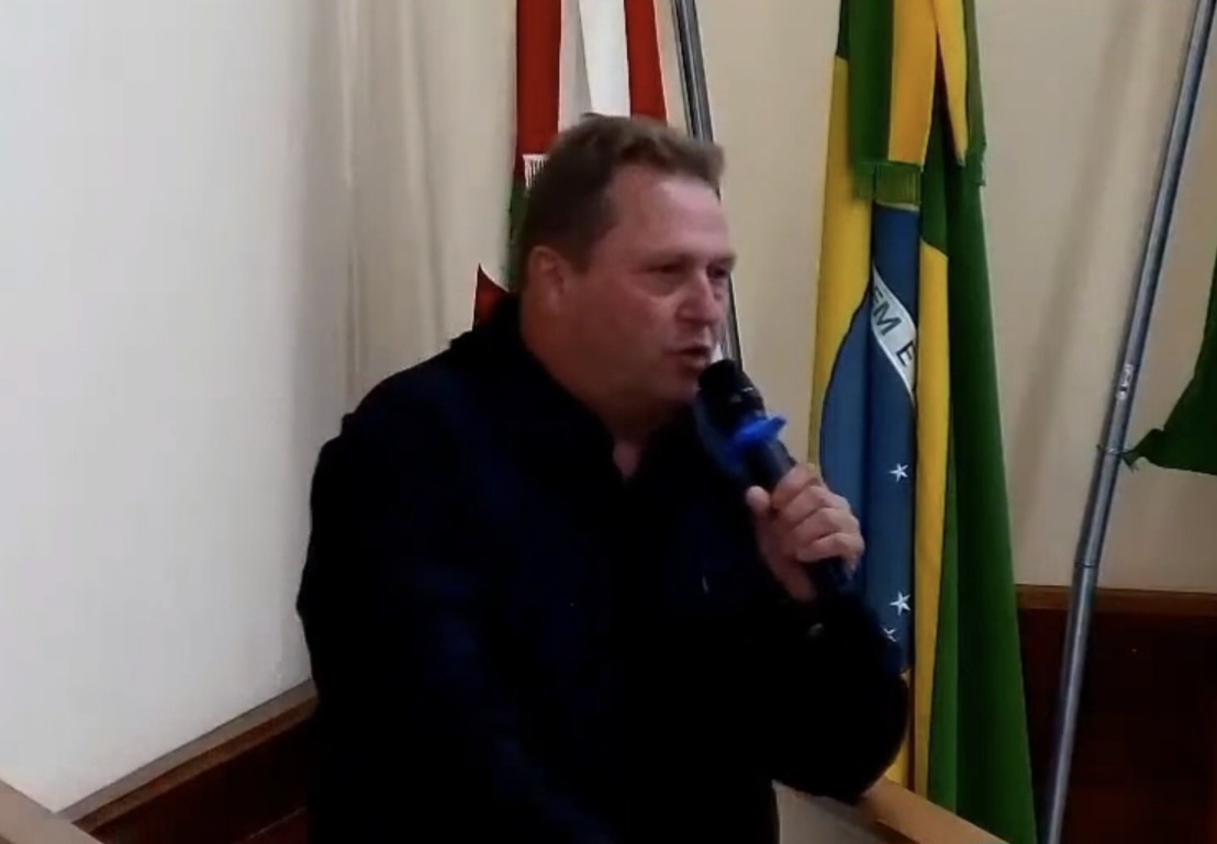 Vereador Evaldo Bauer solicita serviço de retroescavadeira e destaca nomeação da esposa para assessoria parlamentar