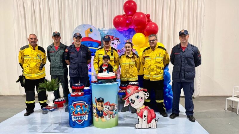 Aniversário com surpresa: sonho de criança se realiza com visita dos bombeiros em Canoinhas