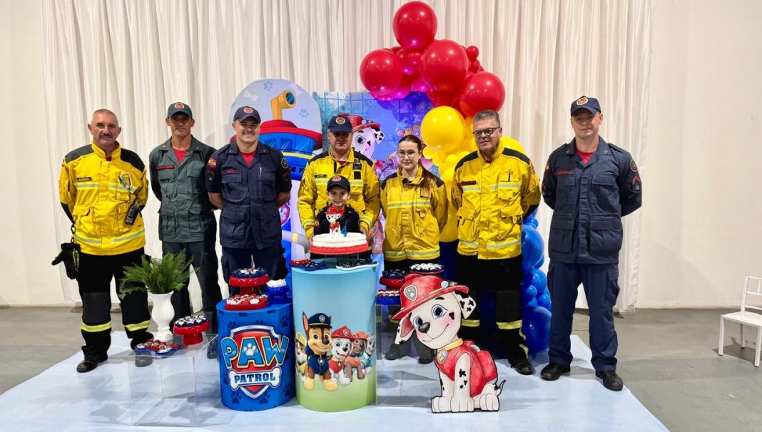 Aniversário com surpresa: sonho de criança se realiza com visita dos bombeiros em Canoinhas