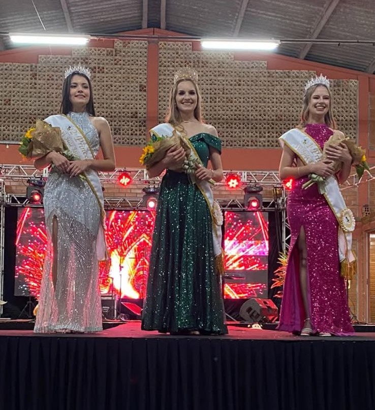Rainha da 16ª Festa do Mel, Flávia Humeniuk destaca trajetória marcada por cultura, fé e dedicação à comunidade