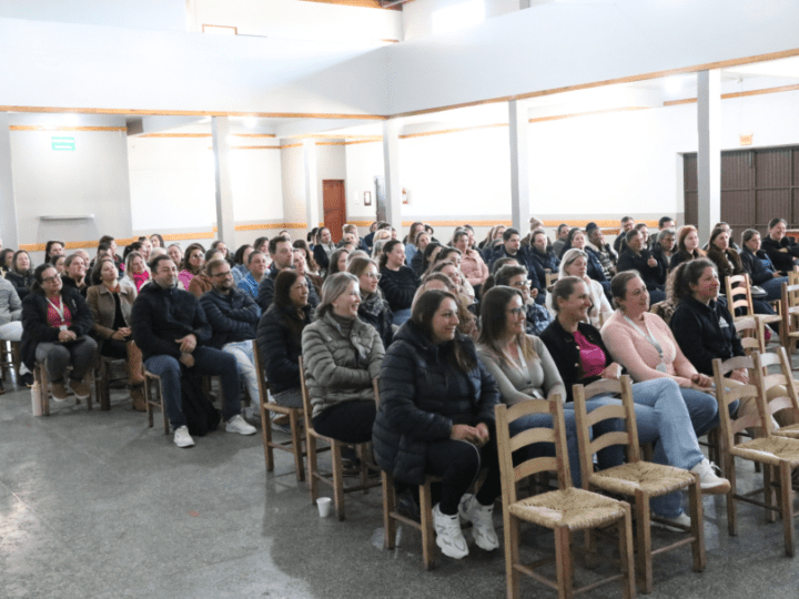 Profissionais da enfermagem de Papanduva recebem homenagem com stand-up do “Enfermeiro Sincero”