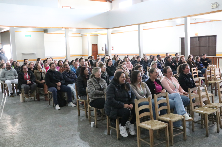 Profissionais da enfermagem de Papanduva recebem homenagem com stand-up do “Enfermeiro Sincero”