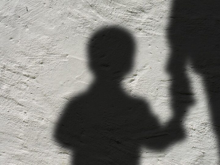 Menino autista de quatro anos morre após ser espancado por ex-vizinho em Minas Gerais