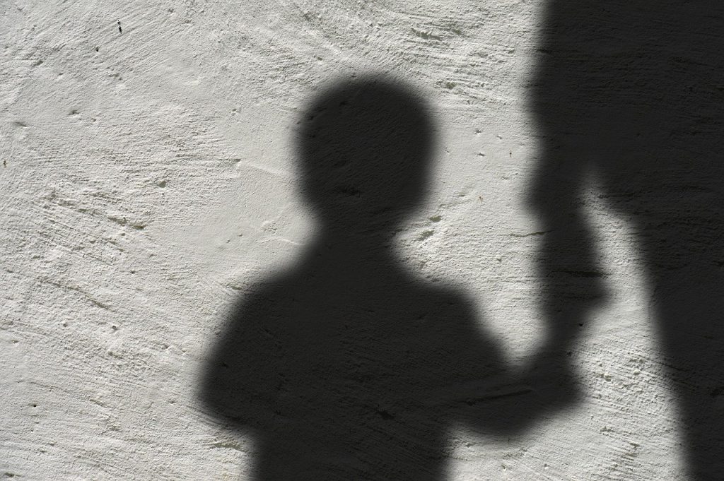 Menino autista de quatro anos morre após ser espancado por ex-vizinho em Minas Gerais