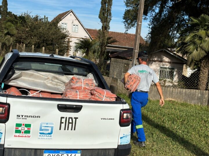 Distribuição de sacos laranja avança para os bairros Dona Francisca e Mato Preto