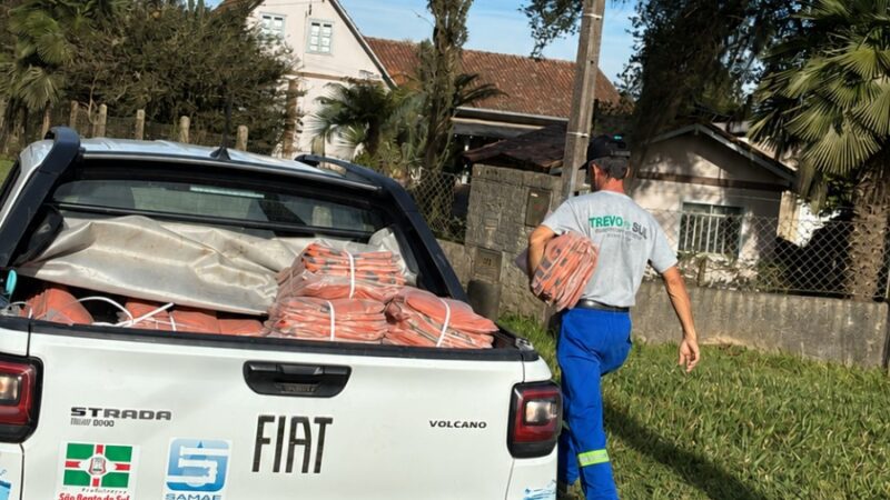 Distribuição de sacos laranja avança para os bairros Dona Francisca e Mato Preto